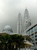 Petronas Twin Towers, etualalla  As Syakirin -moskeija